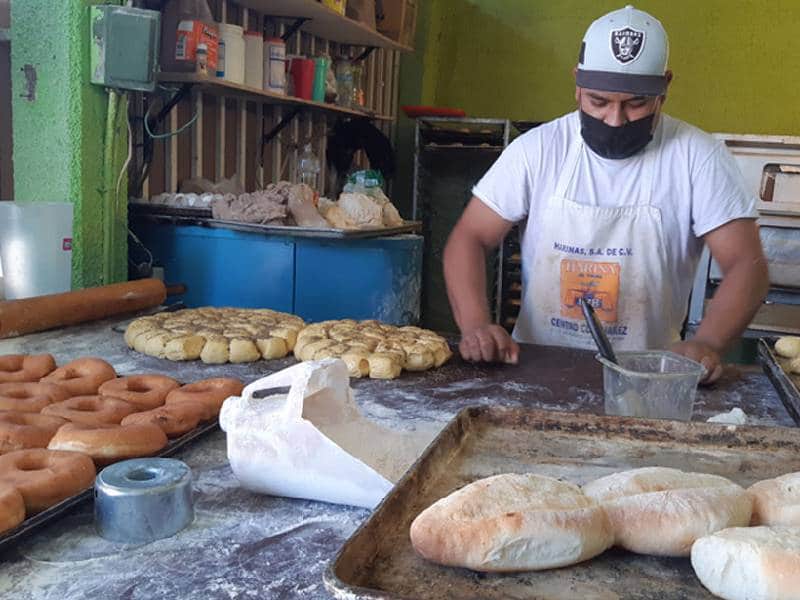 Joven pide trabajo en panadería y pregunta si hay "home office"