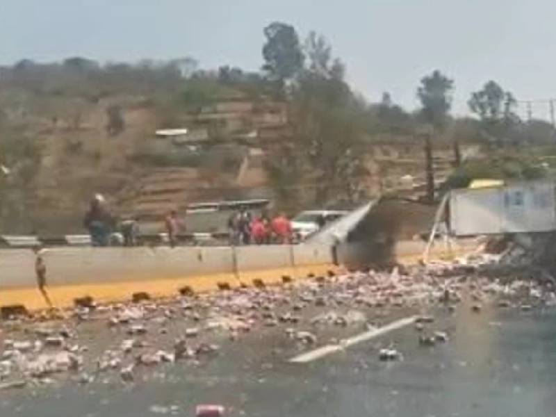 Vuelca tráiler cargado de cerveza en la Morelia-Salamanca; habitantes realizan rapiña