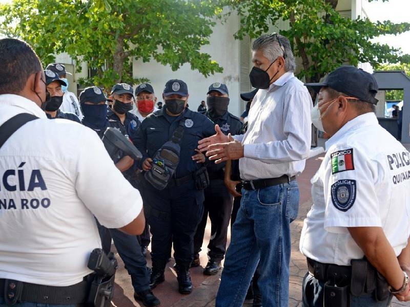 Policías levantan paro de laborales en la isla