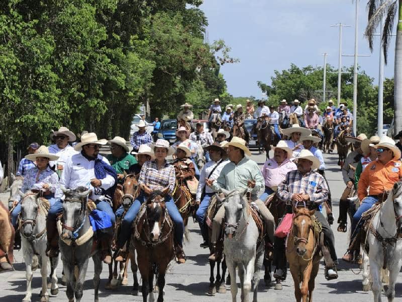 Con la cabalgata urbana inició la Feria del Carmen 2022