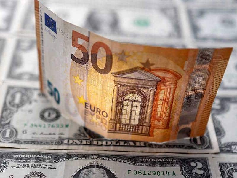 El euro alcanza la paridad con el dólar por primera vez en dos décadas