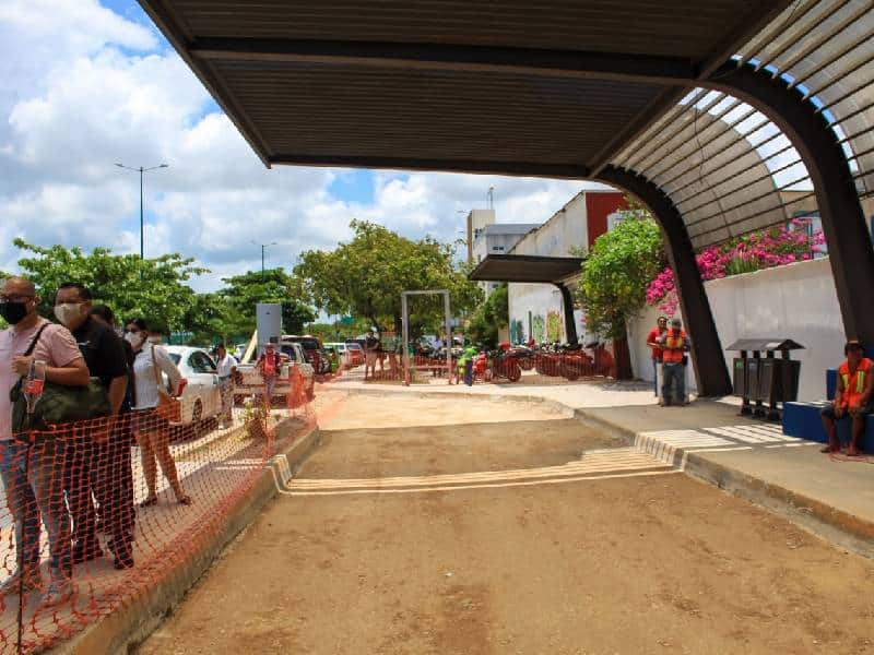 Dignifican paraderos en Playa del Carmen