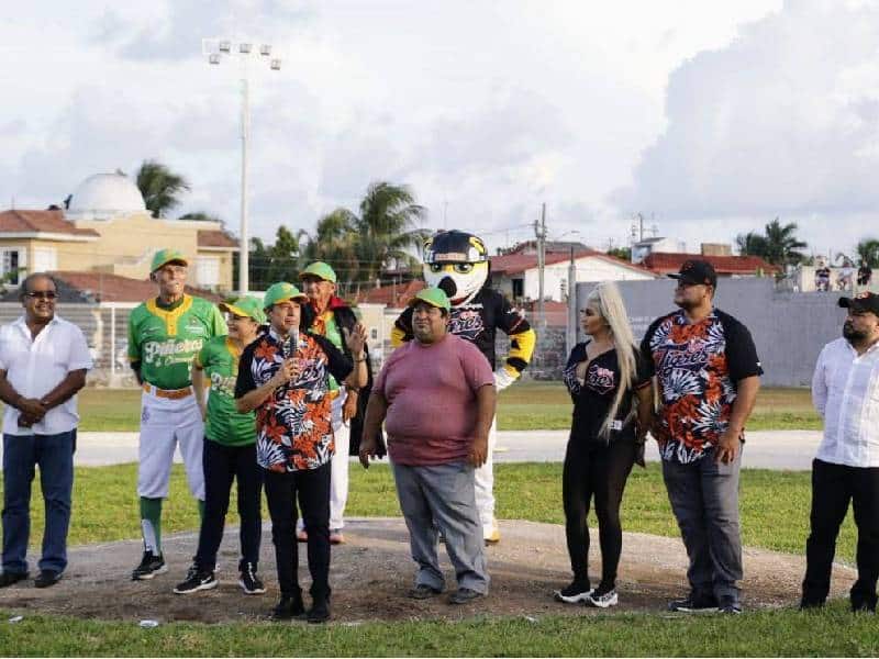 Carlos Joaquín entregó la obra de rehabilitación del campo de béisbol “Javier Rojo Gómez”