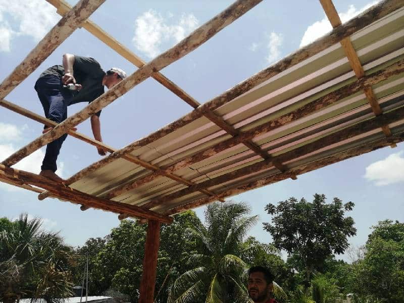 Se colocó tinglado nuevo en el campo de futbol de Leona Vicario