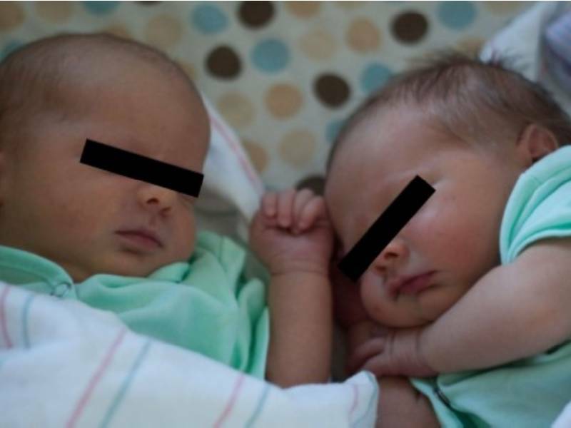 Madre de gemelos tatua a uno de ellos