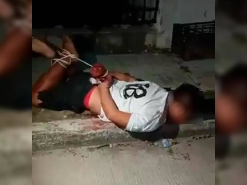 Vecinos golpean y amarran a un ladrón que agrede a una mujer