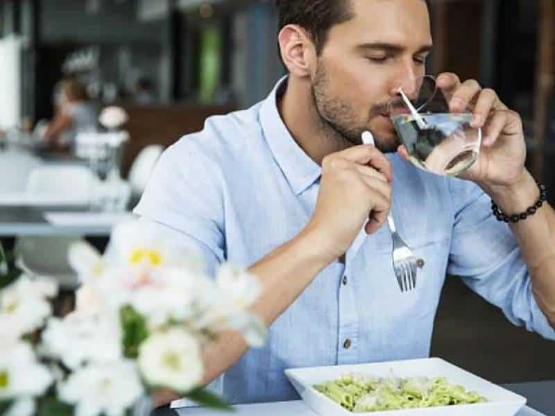 ¿Es correcto beber con la comida?