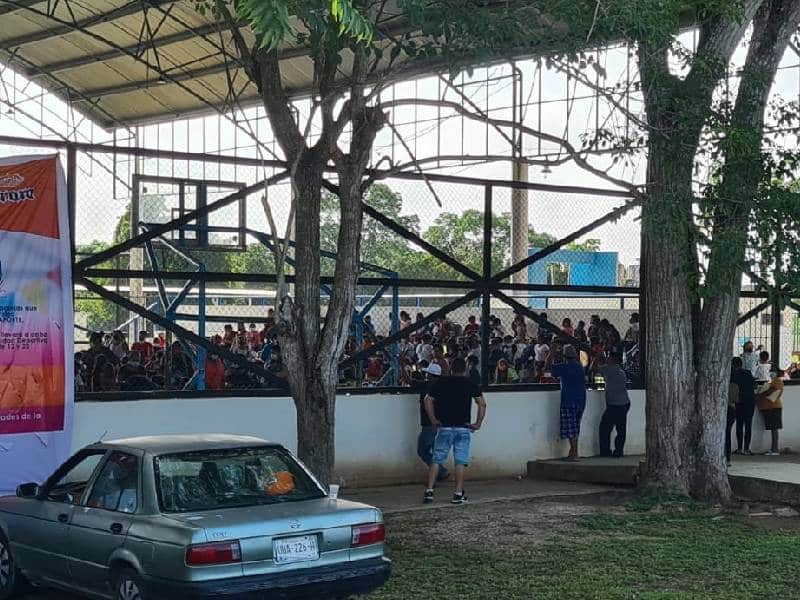 Abarrotan módulo de vacunación en Bacalar 