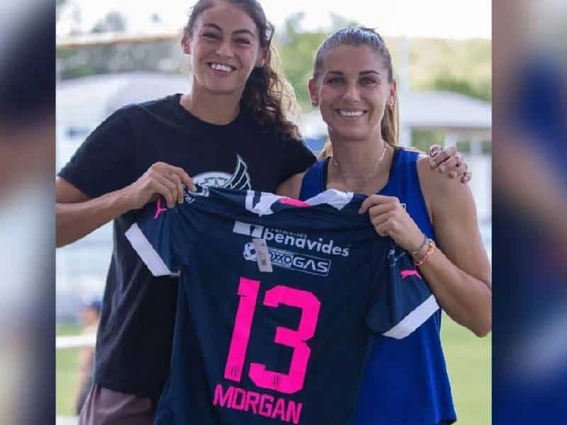 ¡Increíble! Alex Morgan está en Monterrey; recibe obsequio de Rayadas