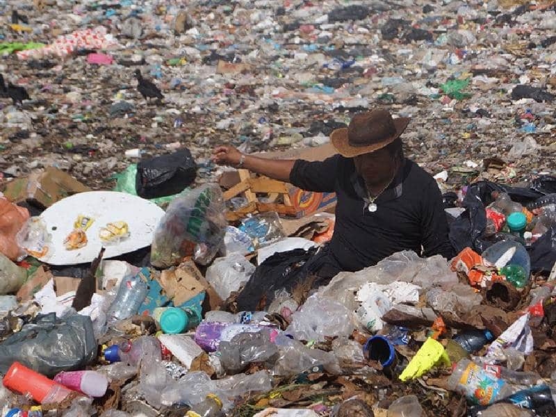 Se zambullen a diario en 10 toneladas de basura para poder mantener a sus familias