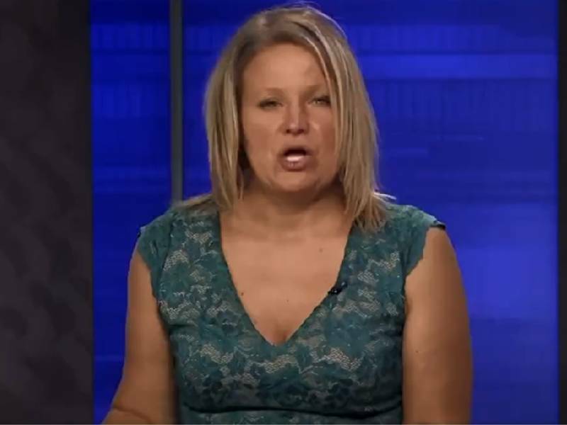 Video. Suspenden a conductora por extraño comportamiento en noticiero
