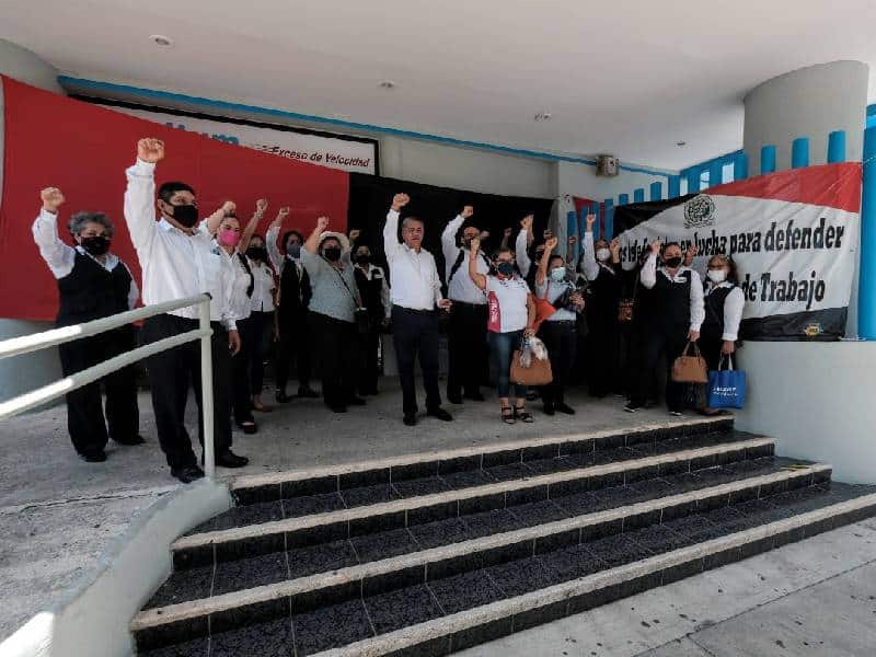 Banderas rojinegras, colocadas en las oficinas de Telmex