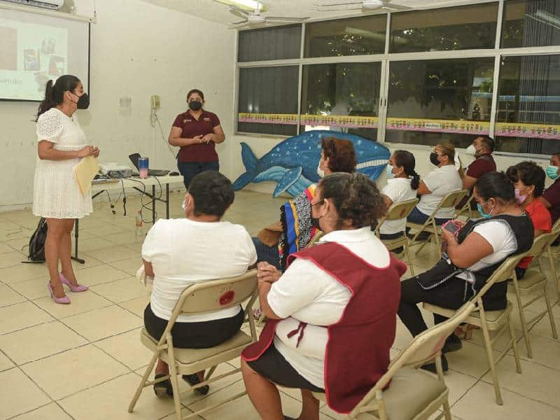 DIF-Q.Roo capacita sobre preparación de alimentos para asistencia social
