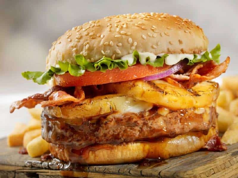 Las hamburguesas con plátano o piña caramelizada aterrizan en Salburua
