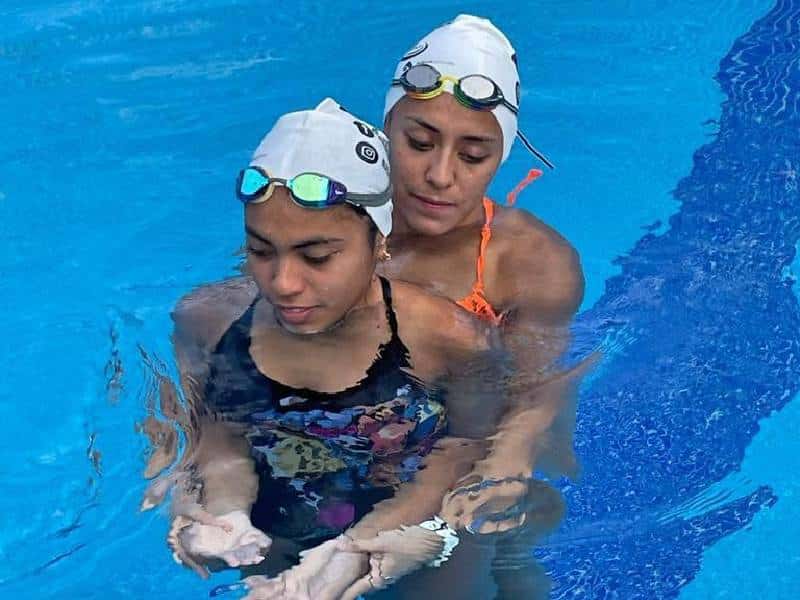 Seleccionada nacional Jessica Sobrino imparte clínica de nado sincronizado en Playa del Carmen