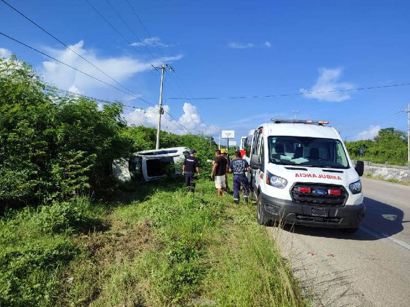 Volcadura sobre la carretera Playa-Tulum, cerca del puente en Puerto Aventuras
