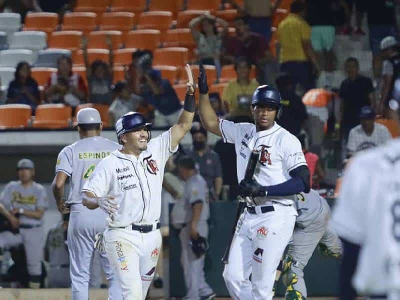 Con dramática victoria de 4-3 en 11 entradas, Tigres evita la barrida en casa ante Pericos