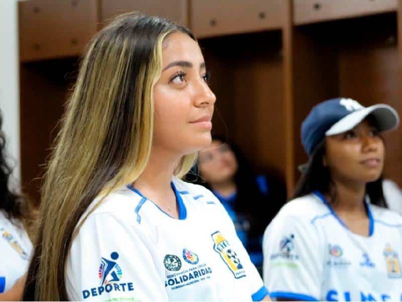 Charlyn Corral convive con jugadoras del Inter Playa