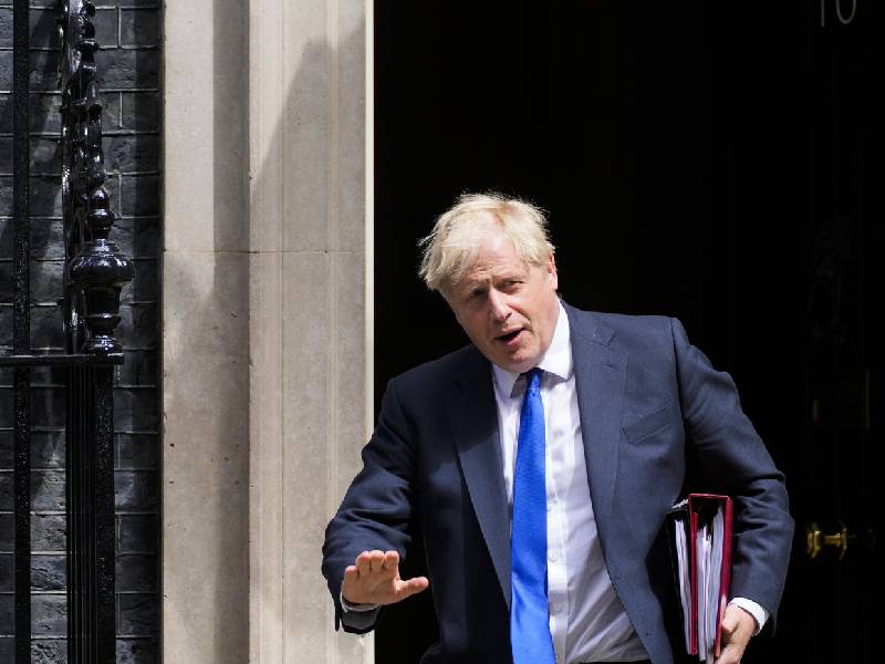 Dimite Johnson; seguirá hasta que haya sucesor