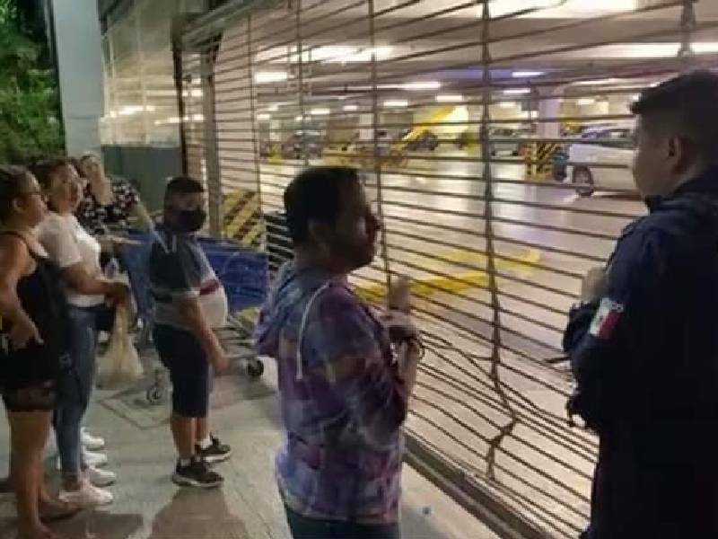 Asisten a concierto de Gloria Trevi y dejan encerrado sus autos