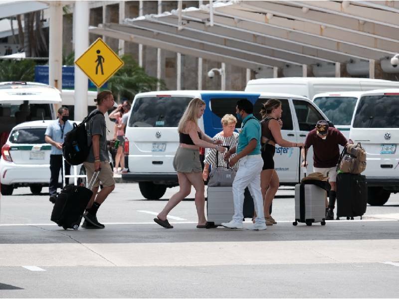 Aeropuerto de Cancún sigue con intensa actividad veraniega