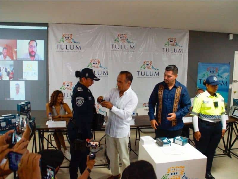 Asociación de Hoteles de Tulum entrega 80 cámaras corporales a policías municipales