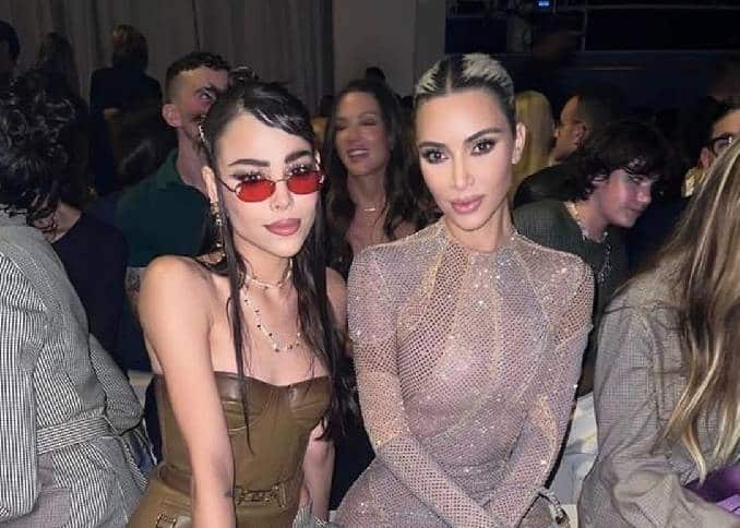 Danna Paola posa a lado de Kim Kardashian en el NYFW