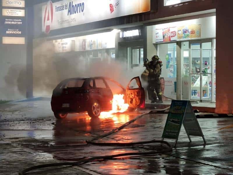 Se incendia auto en estacionamiento de la zona hotelera de Cancún