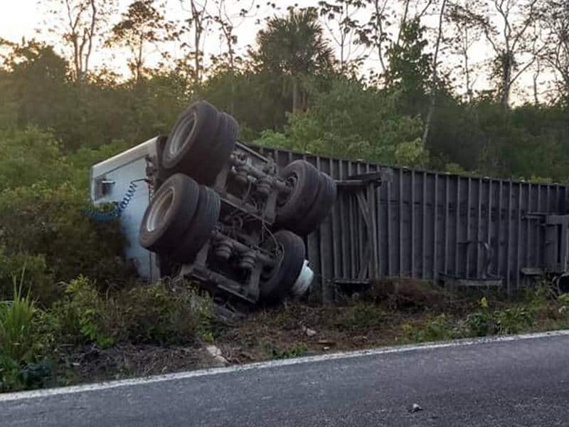 Trailer provoca accidente en carretera José María Morelos