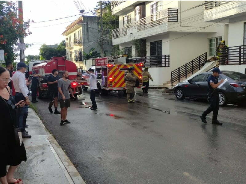 Colapsa estructura en Playa del Carmen, desalojan edificio