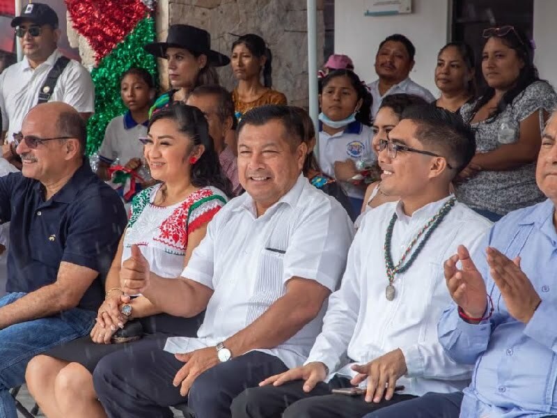 Ciudadanos participan en desfile cívico del 16 de Septiembre en Tulum