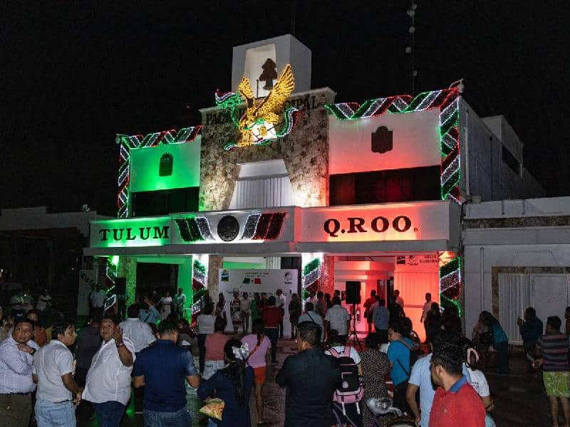 Exitoso encendido de luces alusivos al mes patrio en Tulum