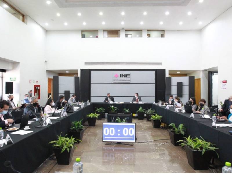 Busca INE alianza global para frenar ataques en su contra