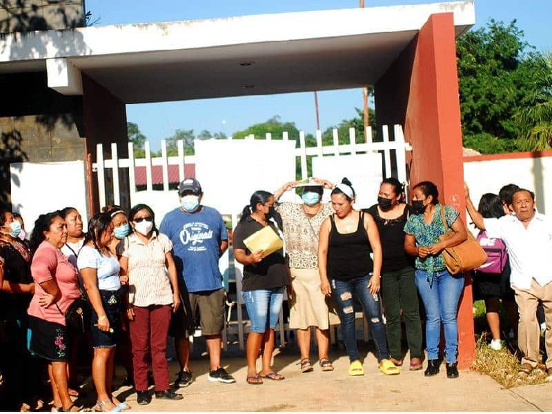 Padres de familia de comunidad cardenense "clausuran" Telesecundaria