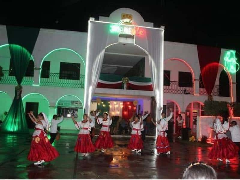 Encienden luces para conmemorar el mes patrio en José María Morelos