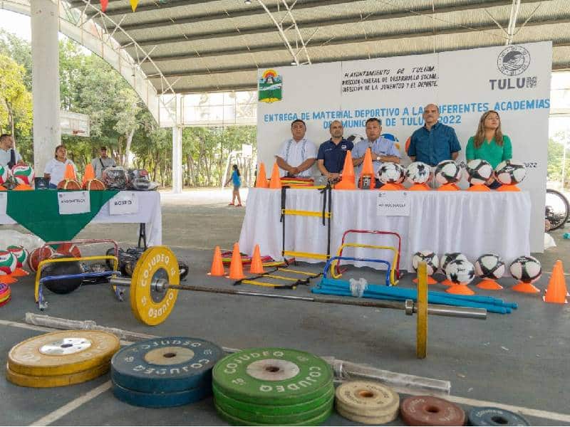 Marciano Dzul entrega de material deportivo a 12 academias de Tulum