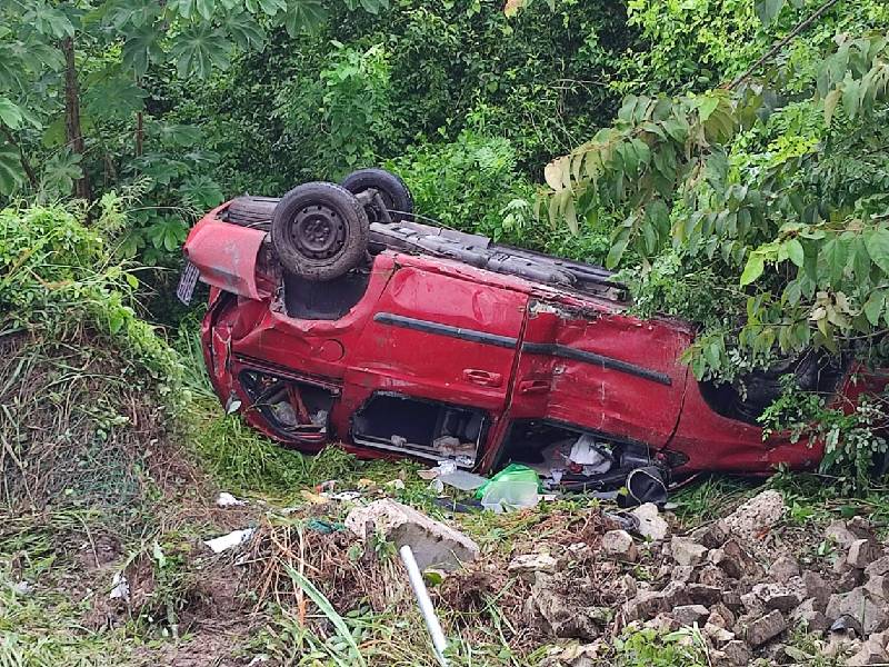 Extranjero causa fuerte accidente sobre la carretera cerca de Puerto Aventuras
