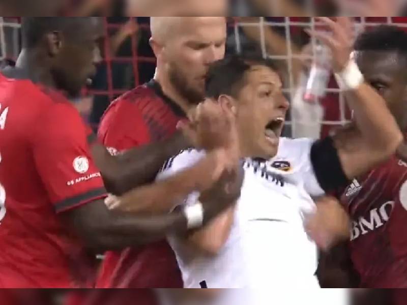 Se burlan del “Chicharito” por gesto “exagerado” al ser rodeado por sus rivales