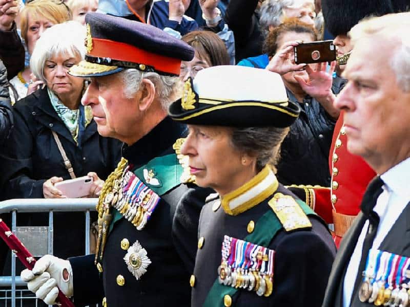 Carlos III encabeza procesión fúnebre de Isabel II en Edimburgo