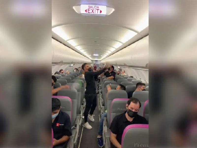 Exhiben en Tiktok «ataque» de zancudos en pleno avión