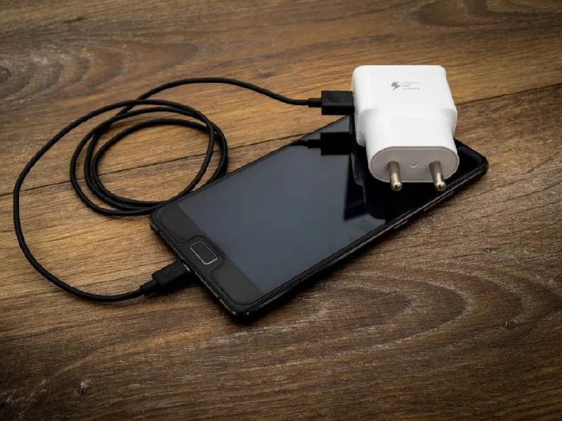 Joven muere electrocutado tras conectar el cargador de su celular