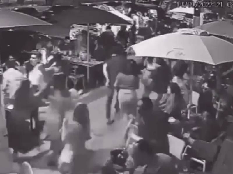 ¡Quedaron! Comensales huyen al ver correr a unos atletas cerca de ellos