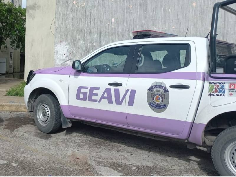 Apoyan a mujer de la tercera edad desorientada en Cancún