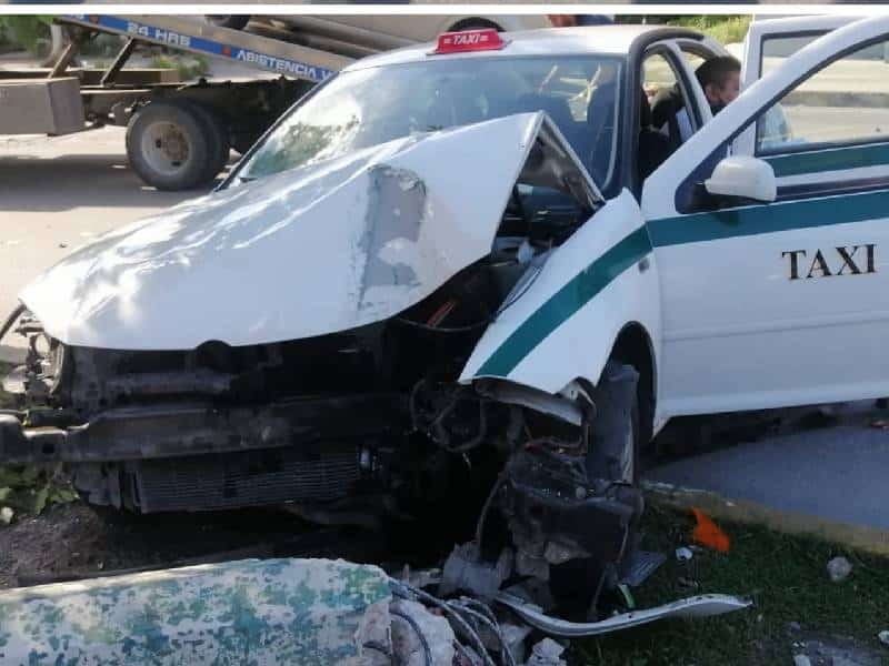 Fuerte accidente en la Avenida Nichupte 520