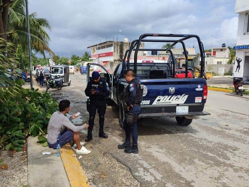 Luego de golpearlo, entregan un ladrón a la policía
