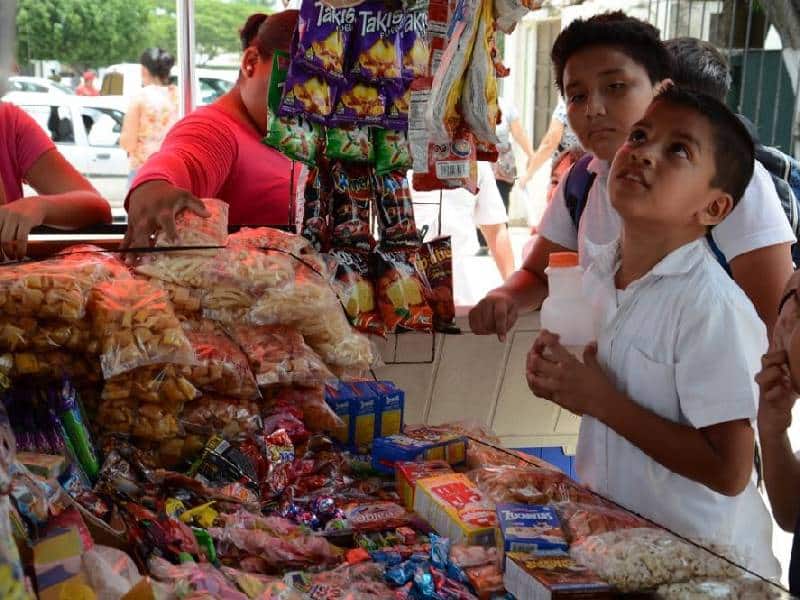 Se deberán retirar la comida chatarra de las escuelas