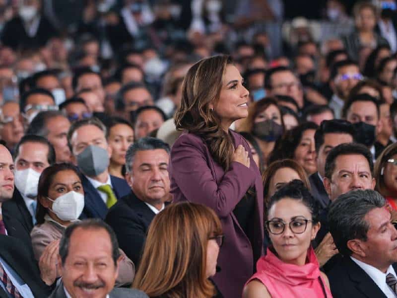 Mara Lezama acompaña a Julio Menchaca en su toma de protesta
