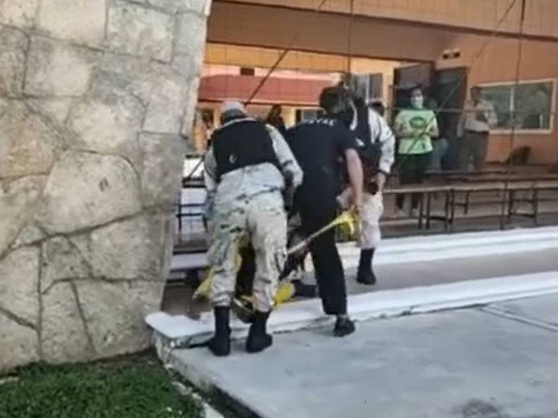 Abren carpeta de investigación a policía por agredir a reportero en Cozumel