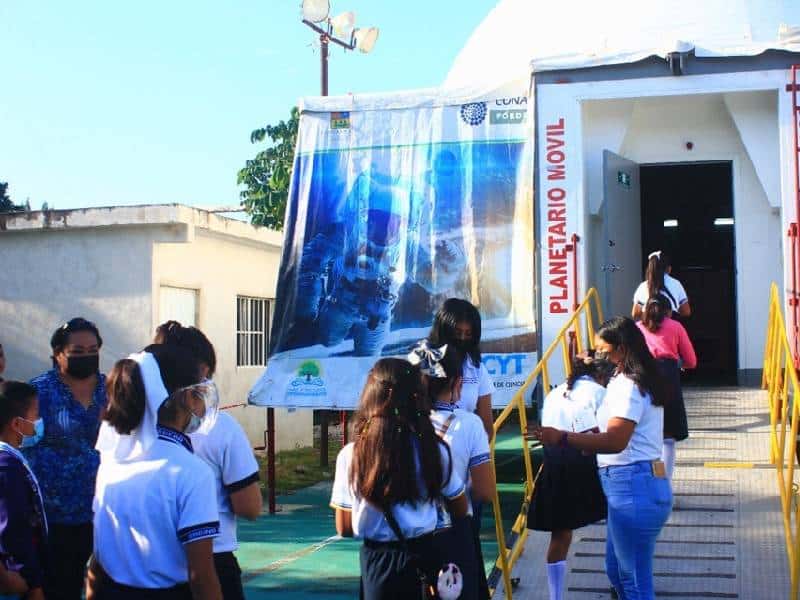 Alumnos cardenenses conocen planetario móvil y se compenetran con lengua maya