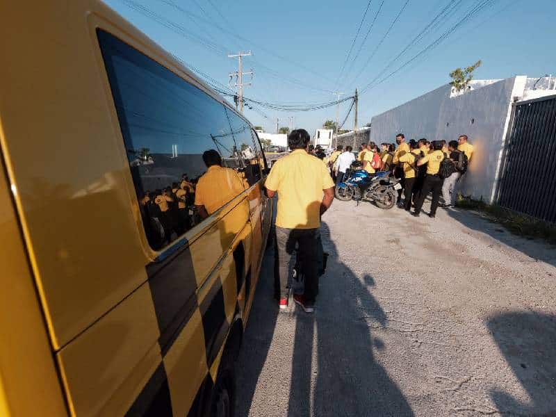 Trabajadores de transporte turístico realizan paro laboral